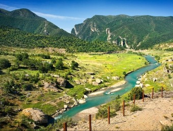 El riu Noguera Ribagorçana creua el congost de Mont-rebei. L'àrea està protegida i forma part de la xarxa Natura 2000. TES