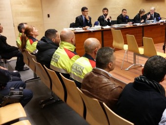 Els acusats , custodiats pels mossos d'esquadra, durant el judici a l'Audiència de Girona Ò. PINILLA