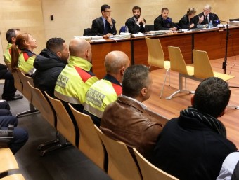 Els acusats , custodiats pels mossos d'esquadra, ahir durant el judici a l'Audiència de Girona Ò. PINILLA