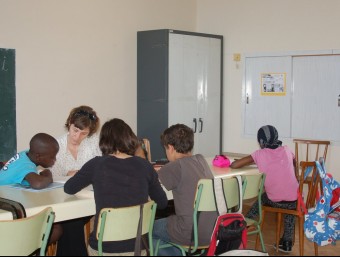Una voluntària i uns alumnes del SIE que Càritas ofereix a les seves instal·lacions de Banyoles, en una imatge d'arxiu. EPA