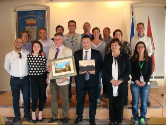 Una imatge de representants dels dos municipis per oficialitzar l'agermanament.  EL PUNT AVUI