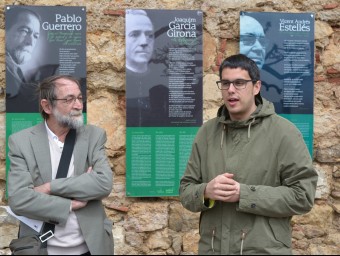 Pablo Guerreo i l'alcalde de Morella al passeig dels poetes. EL PUNT AVUI