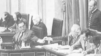 Any 1977. Josep Pau amb Rafael Alberti i Dolors Uribarri, la Pasionaria a la taula d'edat del Congrès dels Diputats ARXIU