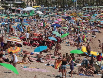 Platges de Lloret de Mar plenes a vessar de turistes a l'estiu. 