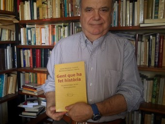 Carles Bastons, un dels autors del llibre, al seu despatx de Barcelona EL PUNT AVUI