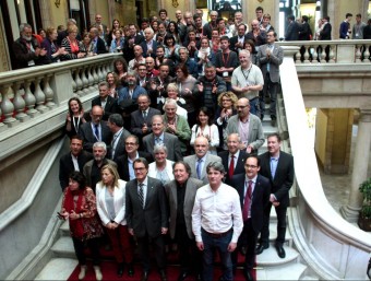 Foto de grup del president de la Generalitat, Artur Mas, amb diputats, alcaldes i veïns del Moianès després de la votació, aquest dimecres al Parlament ACN