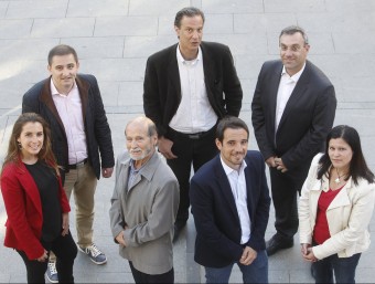 D'esquerra a dreta i de dalt a baix, Antoni Casas, Àlex Company, Xavier Amate, Candela López, Màxim Costa, Manuel Reyes i Maria Miranda, a la plaça de l'Església MARTA PÉREZ