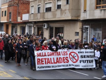 Manifestació contra les retallades pels carrers de Silla. EL PUNT AVUI