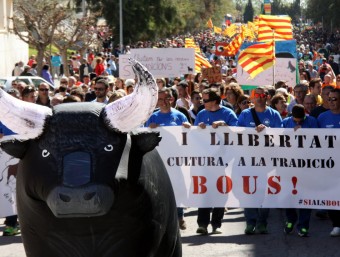 Un bou inflable obria la manifestació dels taurins a Amposta que ha reunit milers d'aficionats ACN