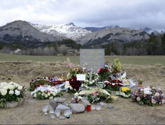 Stela commemorating the victims of the March 24 Germanwings airplane crash in Le Vernet.  AFP