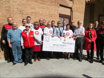 L'acte de lliurament dels beneficis del calendari a la Botiga Solidària de Cornellà EL PUNT AVUI