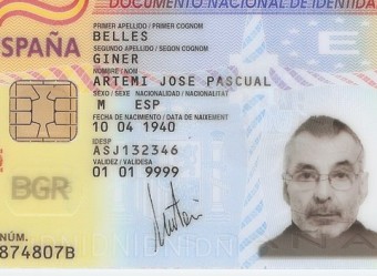 El DNI d'Artemi Bellés, abans i després de la normalització del nom i la inscripció amb el canvi al Registre Civil de Barcelona EL PUNT AVUI