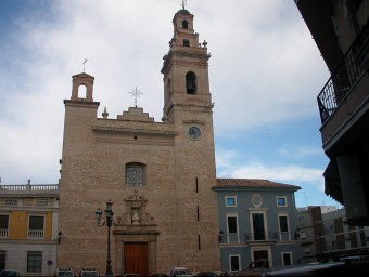 L'església de Silla i l'antiga casa de telègrafs. L. MARTÍNEZ