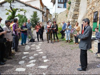 Activitat literària al passeig dels poetes i escriptors de Morella. EL PUNT AVUI