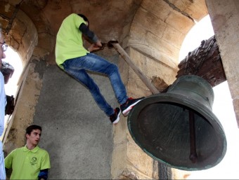 Un dels joves campaners d'Os de Balaguer fent repicar ahir les campanes de l'església. ACN
