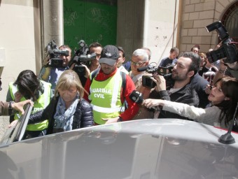 La primera tinent d'alcalde de Reus, Teresa Gomis, detinguda, entra dins del cotxe de la Guàrdia Civil JUDIT FERNÀNDEZ