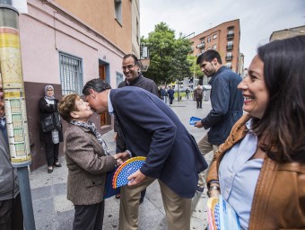 Albiol saluda una senyora, acompanyat de la candidata a Santa Coloma. JOSEP LOSADA