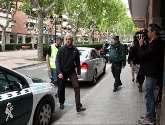 Joan Maria Benet entra a casa seva, en el darrer escorcoll ahir, acompanyat pels agents de la Guàrdia Civil.acn