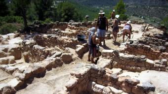 Els arqueòlegs, treballant al jaciment protohistòric la Gessera, de Caseres, a la Terra Alta EL PUNT AVUI