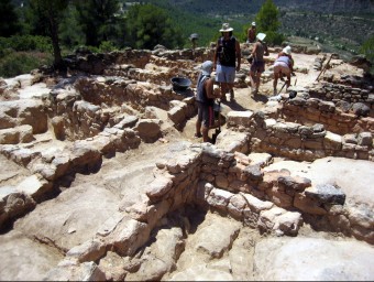 Els arqueòlegs, treballant al jaciment protohistòric la Gessera, de Caseres, a la Terra Alta EL PUNT AVUI