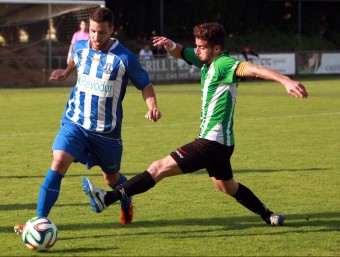 Mate intenta recupera la possessió en una acció del partit d'ahir a Peralada JOAN SABATER
