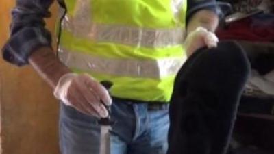 Un agent de la policia mostra un passamuntanyes i un ganivet que suposadament haurien utilitzat els detingut per cometre els assalts violents MOSSOS D'ESQUADRA