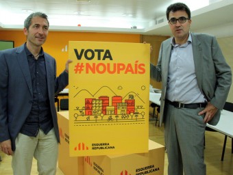 El secretari general adjunt d'Esquerra i director de la campanya a nivell nacional, Lluís Salvadó, amb el director de la campanya per Barcelona, Josep González-Cambray, en la presentació d'aquest dimarts ACN