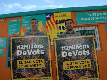 D'esquerra a dreta: Jordi Roset i jJoan Canadell, amb els cartells de la seva campanya. A.M