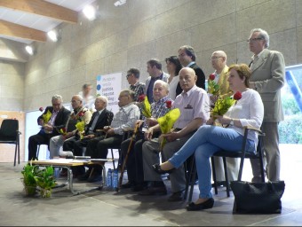 Els protagonistes de l'Audiència del Memorial Democràtic, juntament amb Jordi Palou, Mireia Vives i l'alcalde Joan Miquel Rodríguez durant l'acte que es va celebrar a Monistrol de Montserrat. PAU LANAO