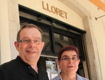 En Joan Lloret i la Pilar Vila, ahir davant de l'establiment JOAN SABATER