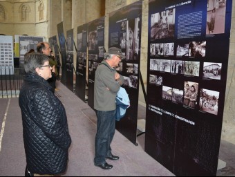 Algunes persones visiten l'exposició sobre el camp de concentració. EL PUNT AVUI