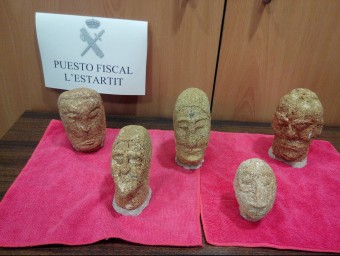 Els caps tallats en pedra que la Guàrdia Civil va descobrir que es venien per Internet i que ha comissat.