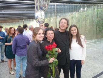 Fina Puigdevall, amb Manel Puigvert i dues de les seves tres filles, ahir a les Cols, celebrant el vint-i-cinquè aniversari del restaurant. J.C