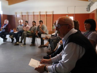 Una imatge de la reunió a l'escola Jacint Verdaguer, dijous, amb l'alcalde de Riudarenes, Jordi Gironès, en primer terme. Al fons, els de Maçanet Antoni Guinó i de Sils Martí Nogué QUIM PUIG