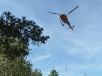 Una de les torres que ahir va transportar l'helicòpter. J.C