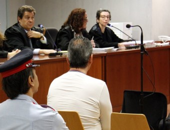 El pederasta de Castelldans, David Donet, assegut al banc dels acusats durant el judici celebrat a l'Audiència de Lleida ACN