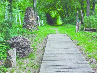 Along the passeig dels Aurons near Ripoll there are land art sculptures by Eudald Alabau.