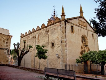 The Alella Vinícola wine producing cooperative and the Sant Feliu church.