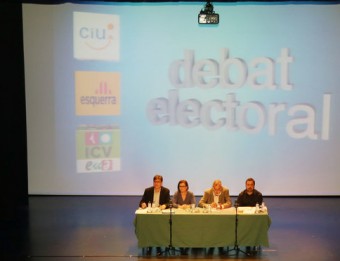 El teatre de Bescanó durant el debat . A l'escenaril, d'esquerra a dreta, Garcia, López, Vall i Ortega MANEL LLADÓ