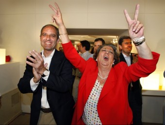 Rita i Camps celebren la majoria absoluta del PP d'ara fa quatre anys. CARLES FRANCESC