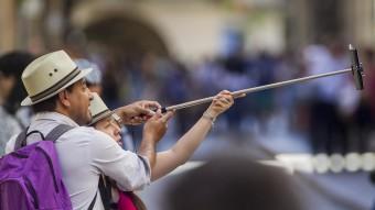 Una parella fent-se una “selfie” durant el Girona, Temps de Flors JORDI RIBOT