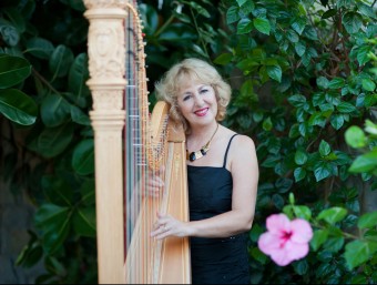 Kobie du Plessis with her harp  ARCHIVE