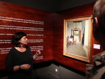 Vinyet Panyella comenta el quadre de Rusiñol ‘El pati de Sitges', ahir durant la inauguració JOAN CASTRO / ICONNA