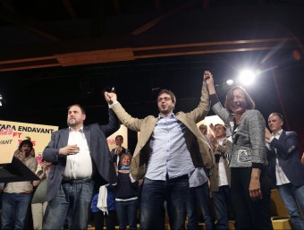 Oriol Junqueras, Montserrat Tura i el candidat dels republicans, Oriol López (al centre), ahir a Mollet del Vallès QUIM PUIG