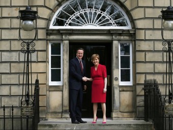 El primer ministre britànic, David Cameron i Nicola Sturgeon.  REUTERS
