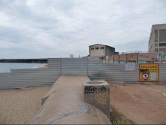 Un tanca impedeix el pas al tram de la platja de la Mora afectada pels treballs de deconstrucció de les Tres Xemeneies. M.M