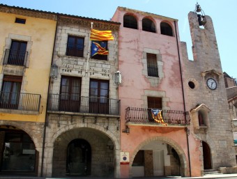 La façana de l'Ajuntament de Torroella de Montgrí, amb l'estelada onejant juntament amb la senyera  xavier pi / acn