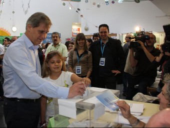 Alberto Fernández, candidat del PP a Barcelona, ha votat, acompanyat per la seva filla, al Col·legi Pau Romeva al districte de Les Corts ACN