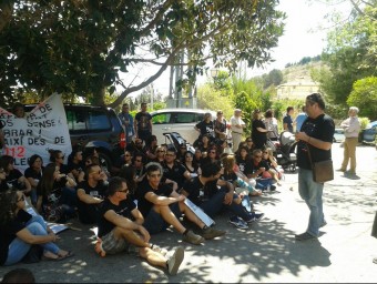 Assemblea matutina dels treballadors d'Emaus a les portes de l'Ajuntament. EL PUNT AVUI