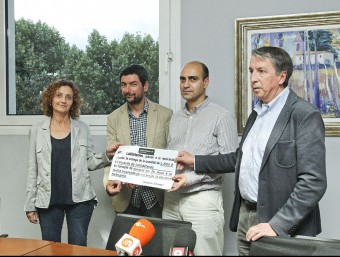 L'acte d'entrega dels 1.500 euros amb Eulàlia Espona, Joan Canadell, Marc Verdaguer i Ramon Barniol JORDI PUIG / EL 9 NOU